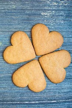 Four ginger bread biscuit on aged grey wooden surface. Postcard for saint Foto stock