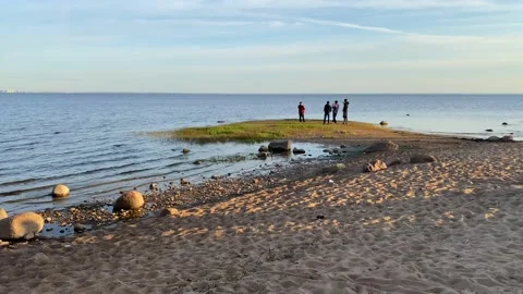 Four guys are standing on the beach and fishing Vídeos de archivo 132089265