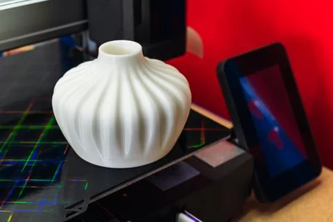 Four heads 3d printer, four extruders with an object on the tray, pla filamen 库存照片