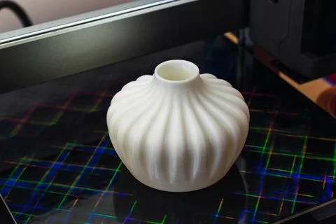 Four heads 3d printer, four extruders with an object on the tray, pla filamen 库存照片