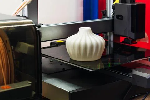 Four heads 3d printer, four extruders with an object on the tray, pla filamen 库存照片