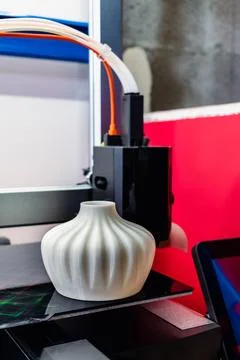 Four heads 3d printer, four extruders with an object on the tray, pla filamen 库存照片