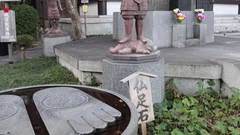 Four Heavenly Kings statues inside Hasedera Temple in Kamakura, Japan Vídeos de archivo 329911972