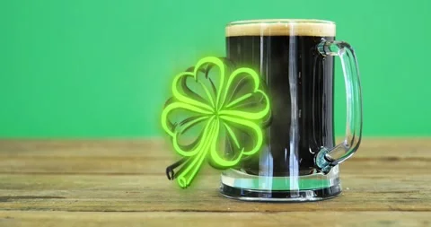 Four-leaf clover graphic transitioning to neon edge on start, pulsing, drawing Vidéo 329533082