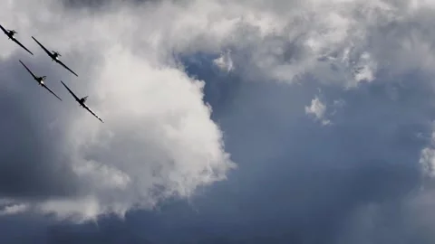 Four Propeller Aircraft Flying in Formation Across Dramatic Sky Vidéo 345063975