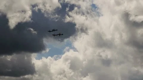 Four Propeller Aircraft Flying in Formation Across Dramatic Sky 4K Footage Vidéo 345063976