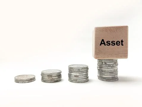 Four stacks of silver coins in increasing height with a wooden block featur.. Stock Photos