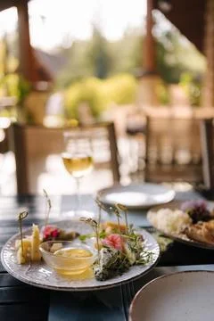 Four types of different cheeses sliced and served on a plate with honey sauce. Foto stock