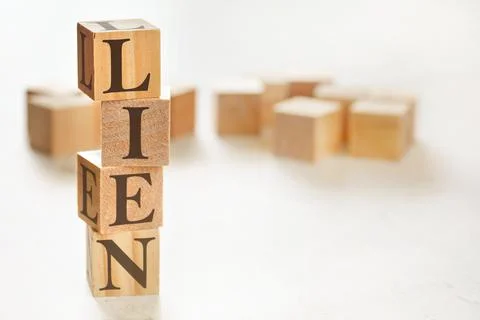 Four wooden cubes arranged in stack with word LIEN on them, space for text /  스톡 사진