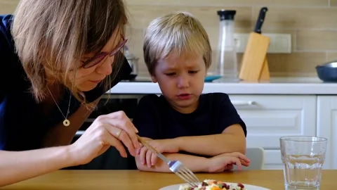 Four year old boy refusing to eat vegetables Vídeo Stock 96191234