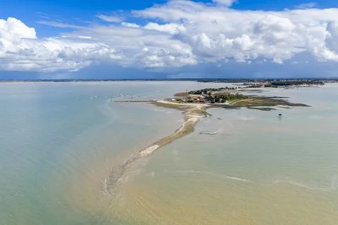 Fouras Sandbar Under Dramatic Cloudscape, France Stockfoto's