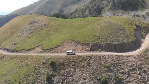 Fourgonnette roulant sur une route de montagne sinueuse Stockbeeldmateriaal 315213153