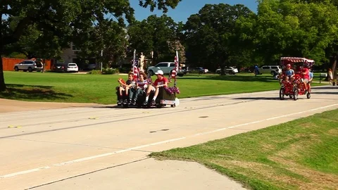 Fourth of July 2017 Double Oak Texas Parade.  Texas famous motorized couch. Vidéo 77285154