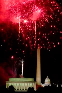 Fourth of July celebration with fireworks exploding over the Lincoln Memorial, 库存照片