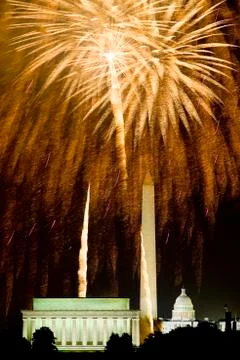 Fourth of July celebration with fireworks exploding over the Lincoln Memorial, Stockfoto's