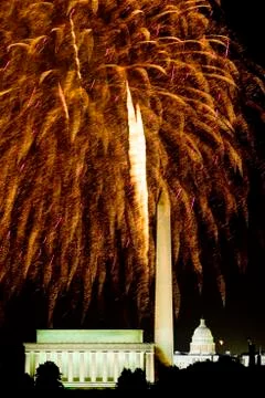 Fourth of July celebration with fireworks exploding over the Lincoln Memorial, Foto stock