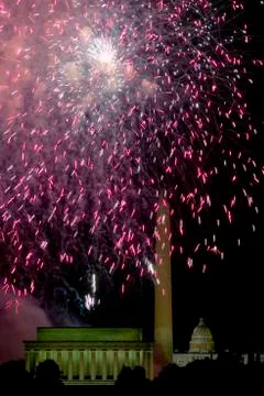 Fourth of July celebration with fireworks exploding over the Lincoln Memorial, Foto stock