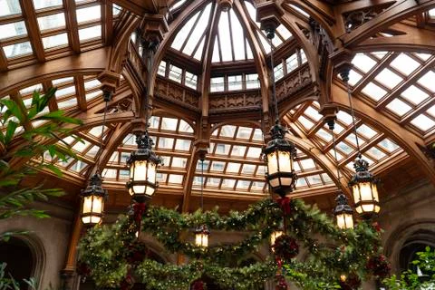 Foyer Ceiling with Christmas Decorations Foto stock