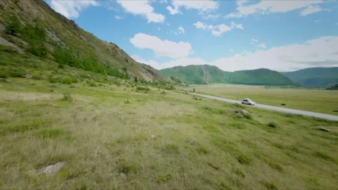 The FPV copter flies at high speed close to the rock rock. Excellent views of Stock-Footage 278369070