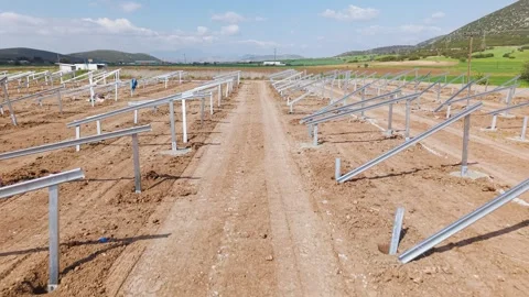 FPV downward flight between solar mounting stands Vídeo Stock 332468248