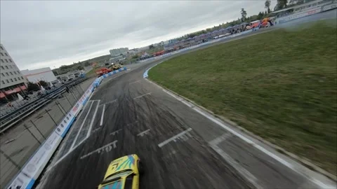 FPV drone chasing drift car in competition. Slow motion shot. Vídeos de archivo 169414581