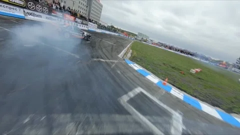 FPV drone chasing drift car in competition. Slow motion shot. Vídeos de archivo 169414593