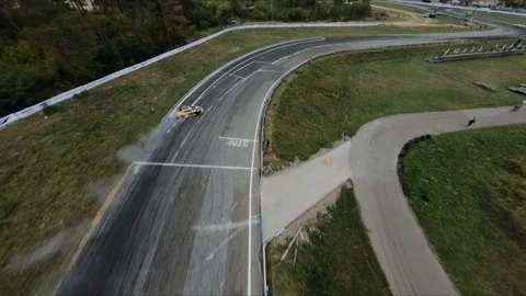 FPV drone chasing drift car in competition. Slow motion shot. Vídeos de archivo 169414649