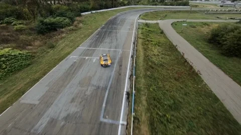FPV drone chasing drift car in competition. Slow motion shot. Vídeos de archivo 169414677