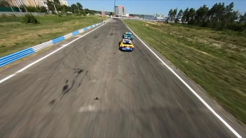 FPV drone chasing two drift cars in competition. Vídeos de archivo 169410846