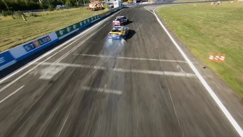 FPV drone chasing two drift cars in competition. Vídeos de archivo 169411058