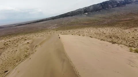 FPV drone dive along the Singing Dunes in Altyn Emel National Park, Kazakhstan 스톡 동영상 333037230