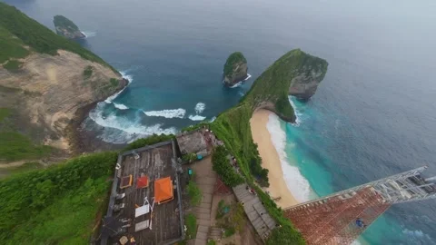 FPV Drone Dive Down Kelingking Beach Cliffs Nusa Penida Bali Vídeos de archivo 337033834