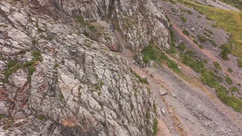 FPV drone diving along the cliffs to the river Video stock 296553474