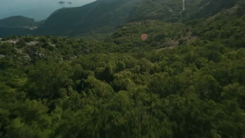 The Fpv drone flies dynamically next to the rocks, revealing the beautiful scene Stock-Footage 202042463