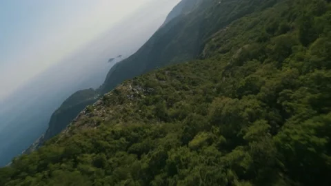 The Fpv drone flies dynamically next to the rocks, revealing the beautiful scene Video stock 202047367