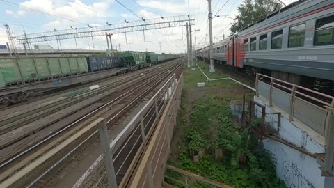Fpv drone flies next to a moving electric train Vídeos de archivo 229529046