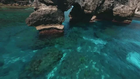 FPV drone flies through the rocks on the beach Stockbeeldmateriaal 269550927