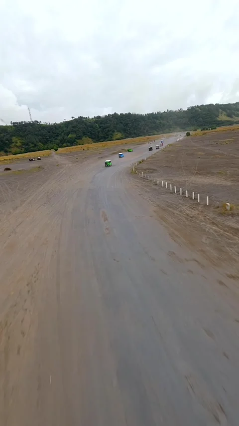 FPV drone flight above the Sea of Sand near Mount Bromo in East Java, Indonesia Vídeos de archivo 337586692