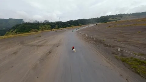 FPV drone flight above the Sea of Sand near Mount Bromo in East Java, Indonesia Vídeos de archivo 337586710