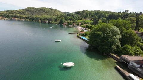 FPV Drone Flight Along a Busy Summer Beach With Boats and Waterfront Activities Video stock 336966225