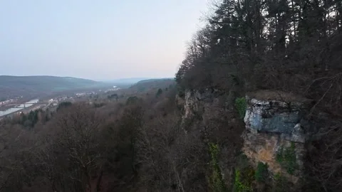 FPV Drone Flight Along Winter Cliff Edge - Cinematic Aerial Footage Vidéo 331099804