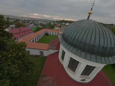 FPV drone flight around Loreta complex in Kosmonosy, Czech Republic 스톡 동영상 313745792