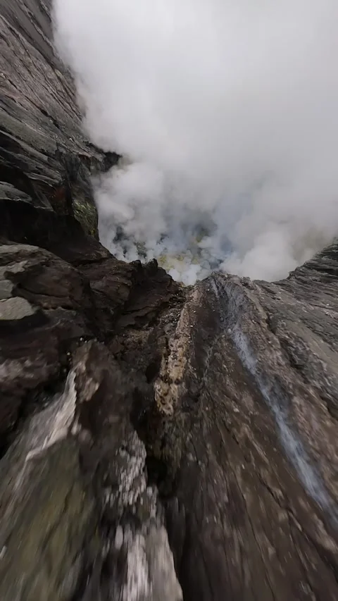 FPV drone flight descending into Mount Bromo crater in East Java, Indonesia Vídeos de archivo 337567113