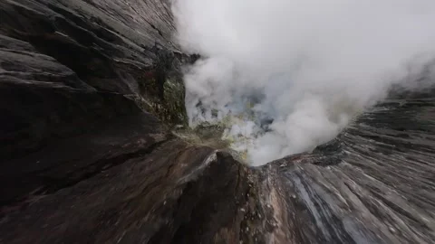 FPV drone flight descending into Mount Bromo crater in East Java, Indonesia Vídeos de archivo 337567124