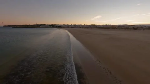 FPV Drone flight at famous Meia Praia beach, Lagos, Algarve, Portugal. (B) Video stock 162492408