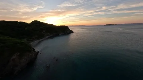 FPV Drone Flight Over Coastal Rocks at Sunset – Peaceful Ocean Landscape and Vídeo Stock 336694256