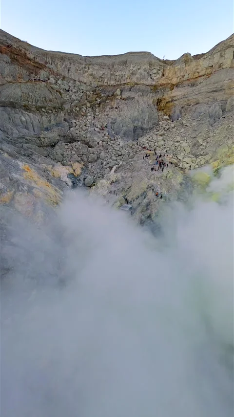 FPV drone flight over Kawah Ijen crater with turquoise lake, East Java Indonesia Vídeos de archivo 337713603