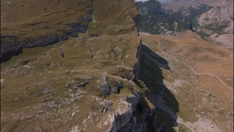 FPV Drone Flight Over Mountain Pass Saddle in Žabljak, Montenegro Video stock 316779824