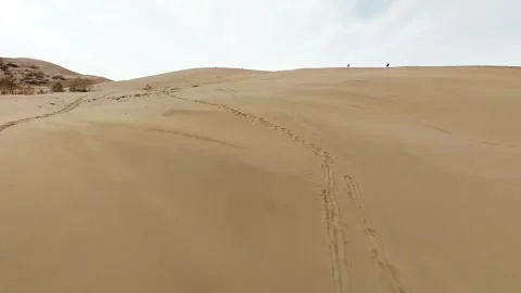 FPV drone flight over Singing Dunes in Altyn Emel National Park, Kazakhstan. 스톡 동영상 333036882