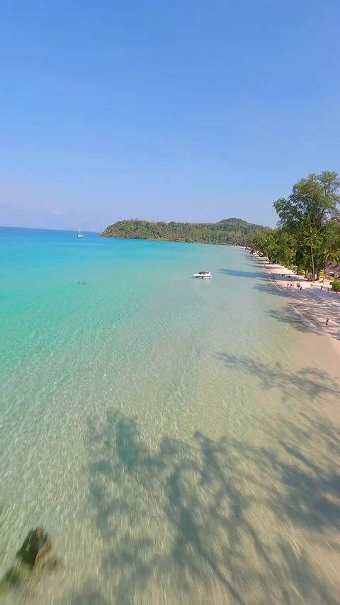 FPV drone flight over tropical turquoise sea and white sandy beach in Thailand Video stock 336664236